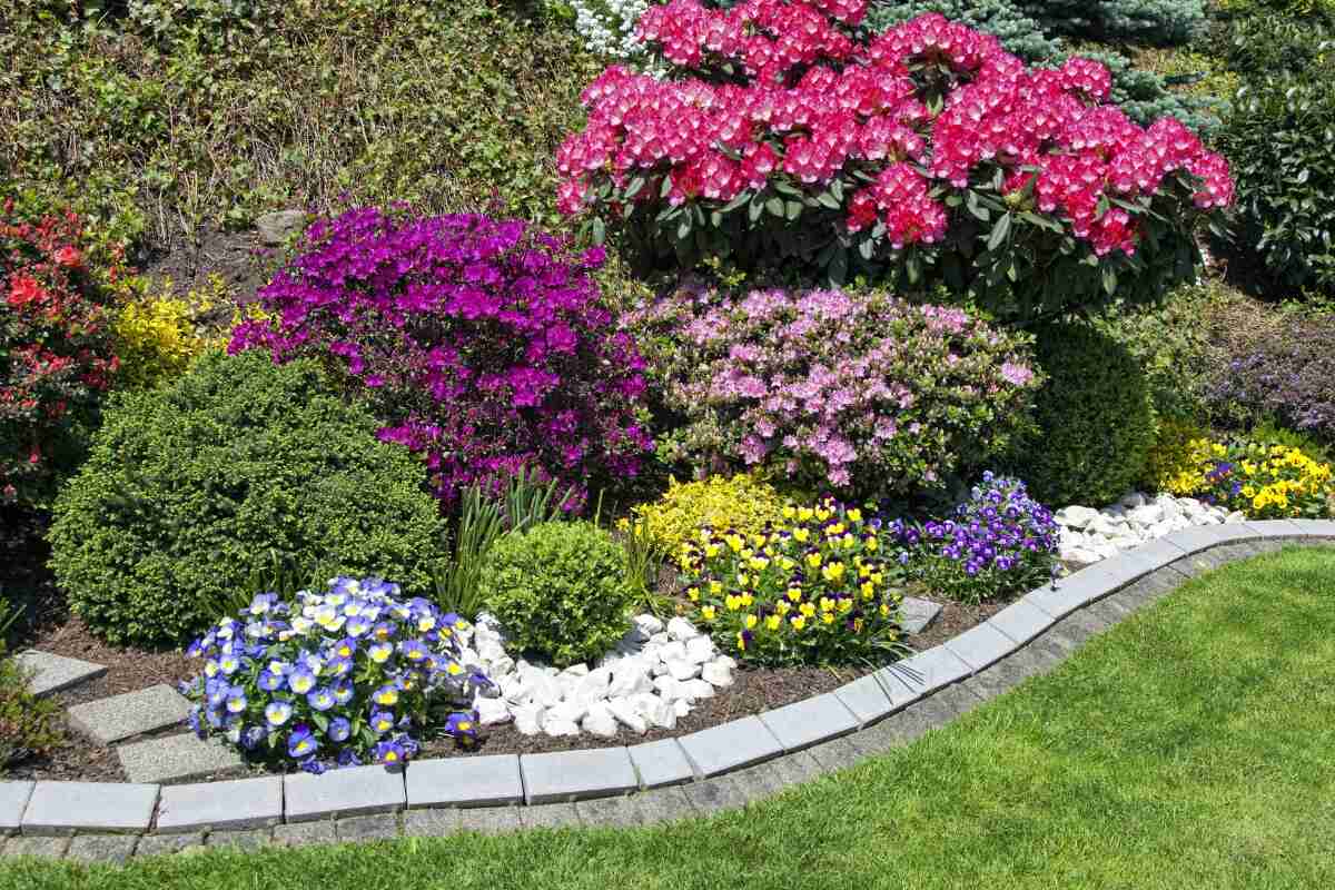 Metal, Brick, Rubber: Choose The Best Lawn Edging For Your Yard